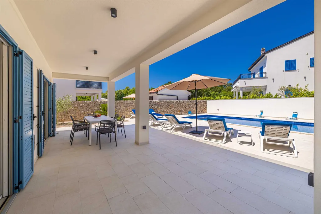 3-Bedroom House with Private Pool in Kras