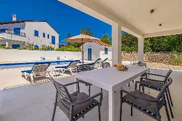 3-Bedroom House with Private Pool in Kras