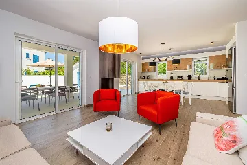 3-Bedroom House with Private Pool in Kras