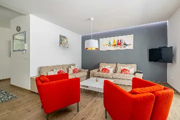 3-Bedroom House with Private Pool in Kras