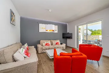 3-Bedroom House with Private Pool in Kras