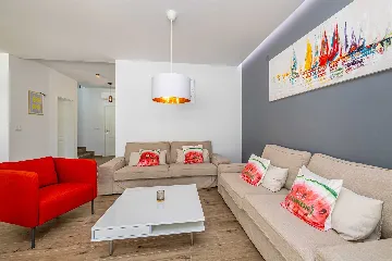 3-Bedroom House with Private Pool in Kras