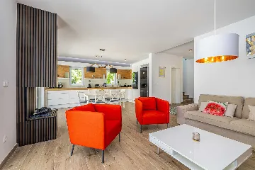 3-Bedroom House with Private Pool in Kras