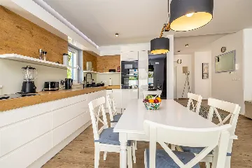 3-Bedroom House with Private Pool in Kras