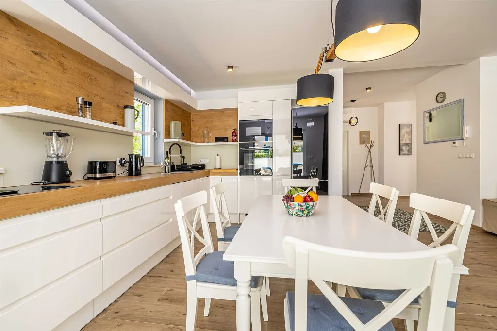 3-Bedroom House with Private Pool in Kras
