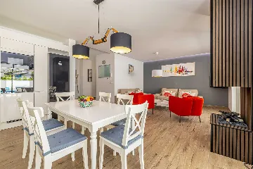 3-Bedroom House with Private Pool in Kras