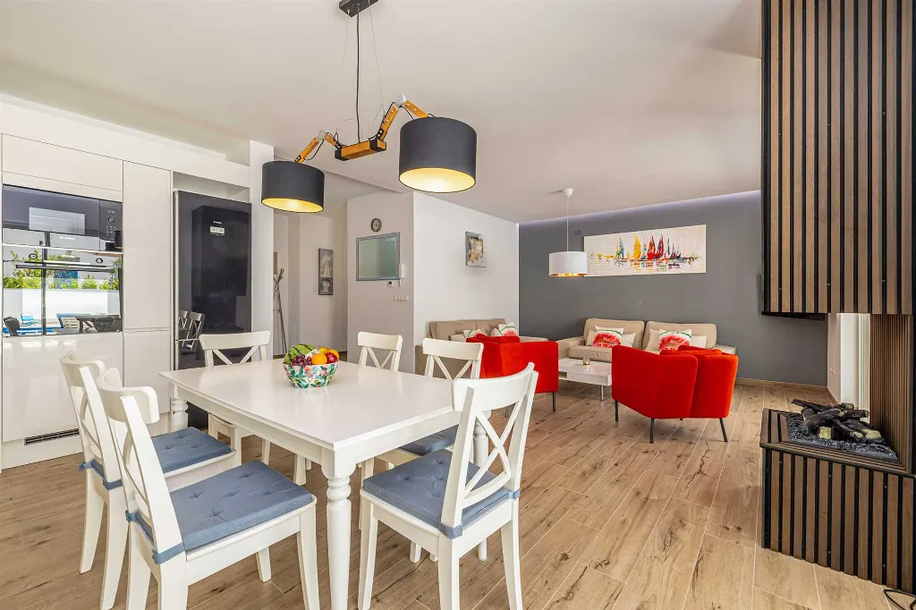 3-Bedroom House with Private Pool in Kras