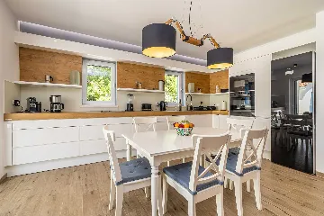 3-Bedroom House with Private Pool in Kras