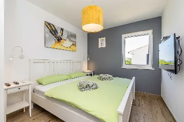 3-Bedroom House with Private Pool in Kras