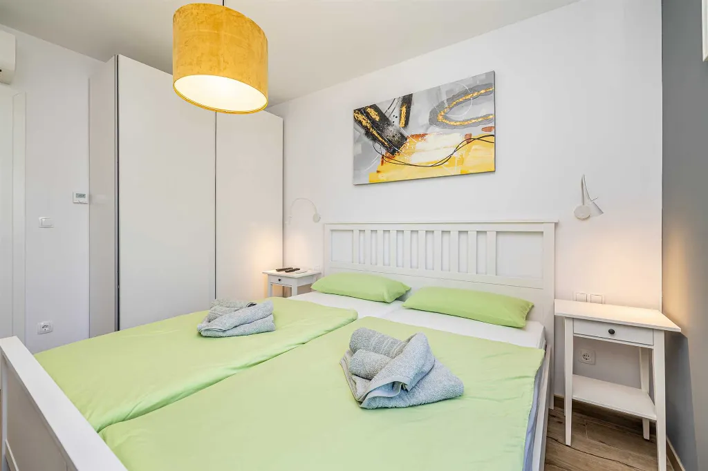 3-Bedroom House with Private Pool in Kras