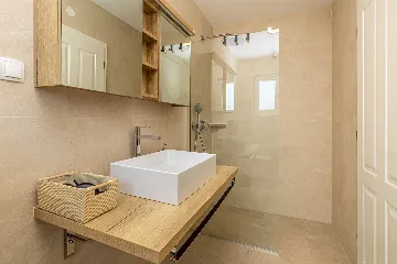 3-Bedroom House with Private Pool in Kras