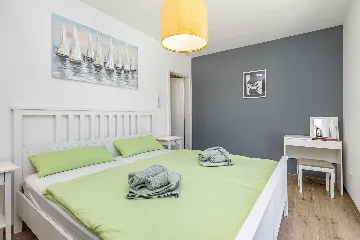 3-Bedroom House with Private Pool in Kras