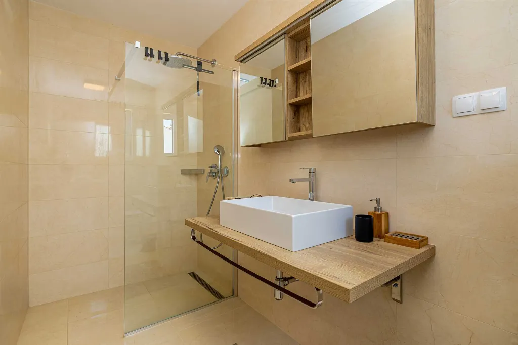 3-Bedroom House with Private Pool in Kras