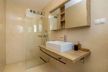 3-Bedroom House with Private Pool in Kras