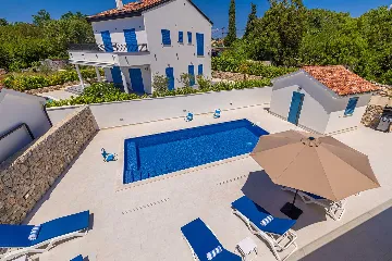 3-Bedroom House with Private Pool in Kras
