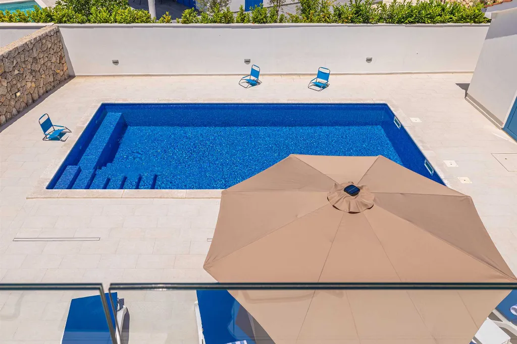 3-Bedroom House with Private Pool in Kras