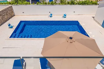 3-Bedroom House with Private Pool in Kras