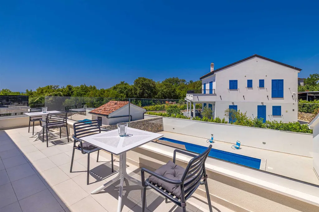3-Bedroom House with Private Pool in Kras