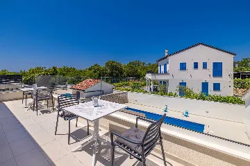 3-Bedroom House with Private Pool in Kras