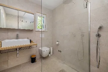 3-Bedroom House with Private Pool in Kras