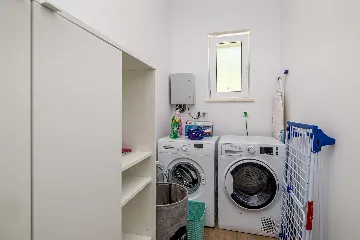 3-Bedroom House with Private Pool in Kras