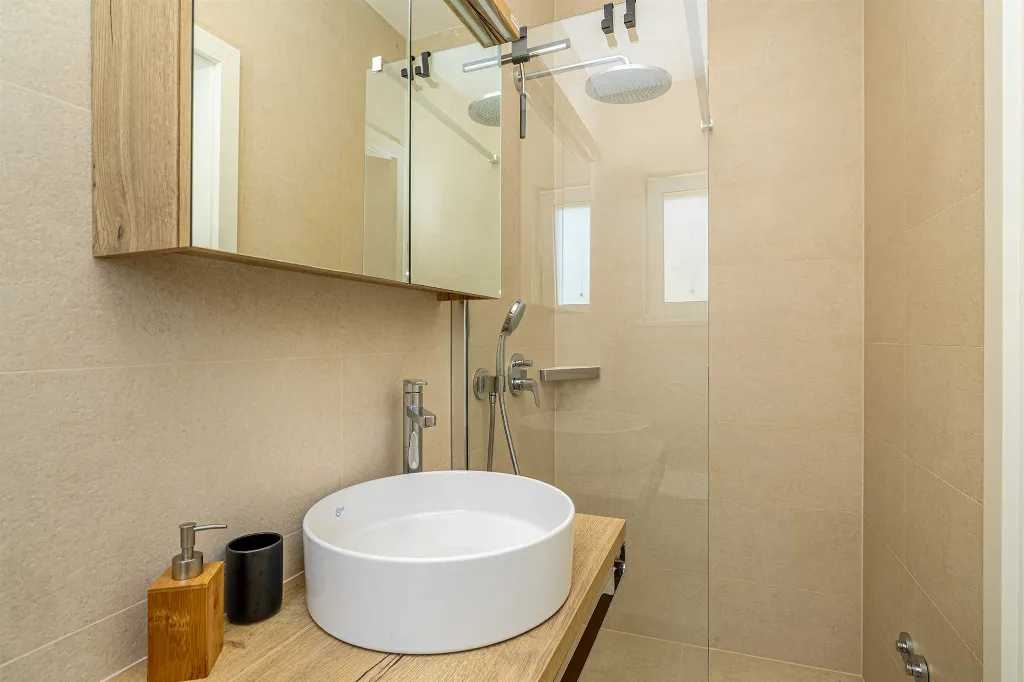 3-Bedroom House with Private Pool in Kras