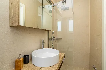 3-Bedroom House with Private Pool in Kras