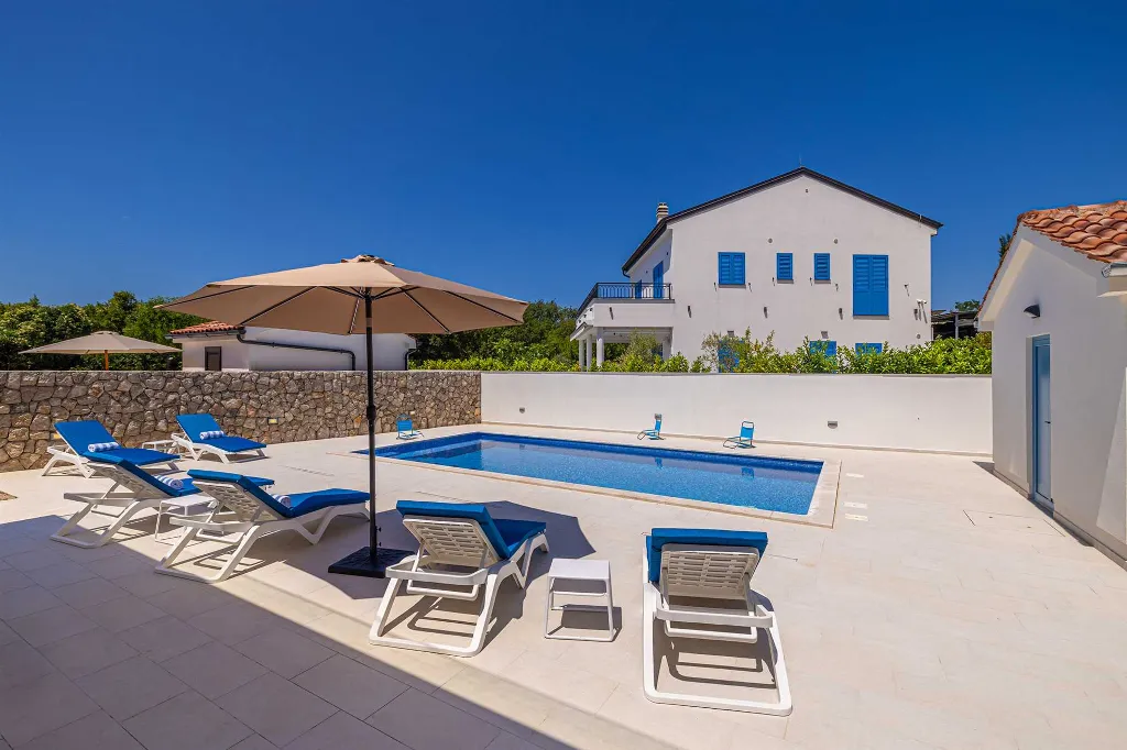 3-Bedroom House with Private Pool in Kras