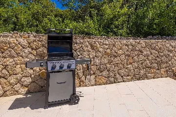 3-Bedroom House with Private Pool in Kras