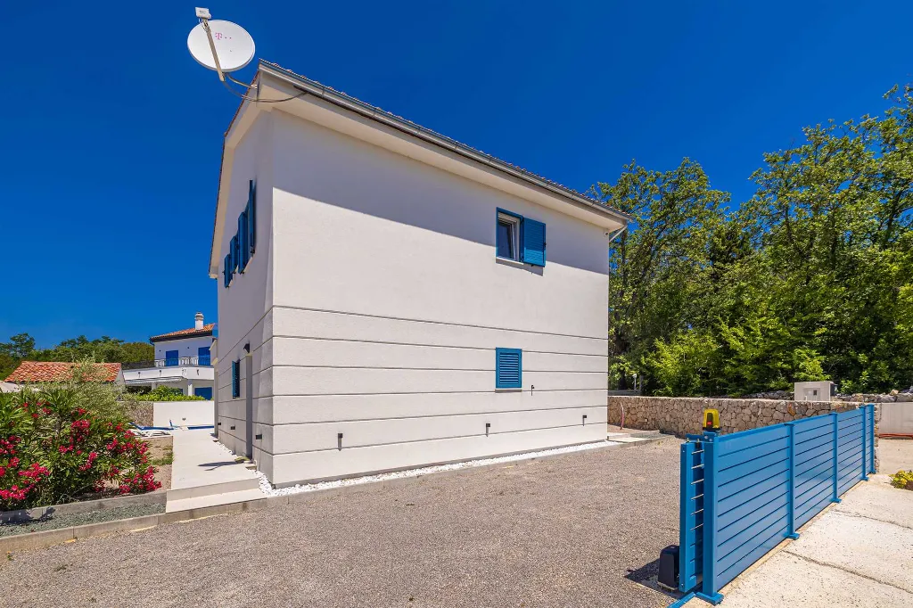3-Bedroom House with Private Pool in Kras