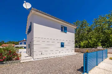 3-Bedroom House with Private Pool in Kras