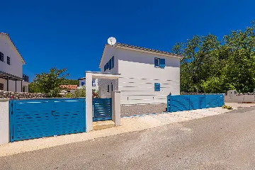 3-Bedroom House with Private Pool in Kras
