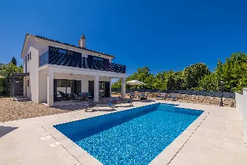 3-Bedroom House with Private Pool in Kras