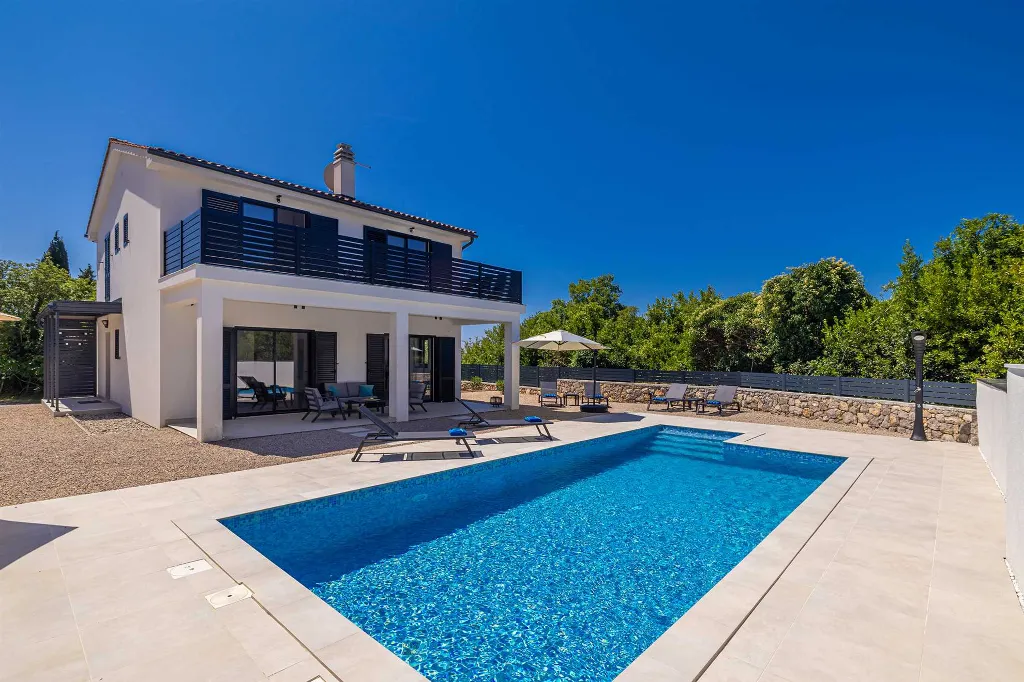 3-Bedroom House with Private Pool in Kras