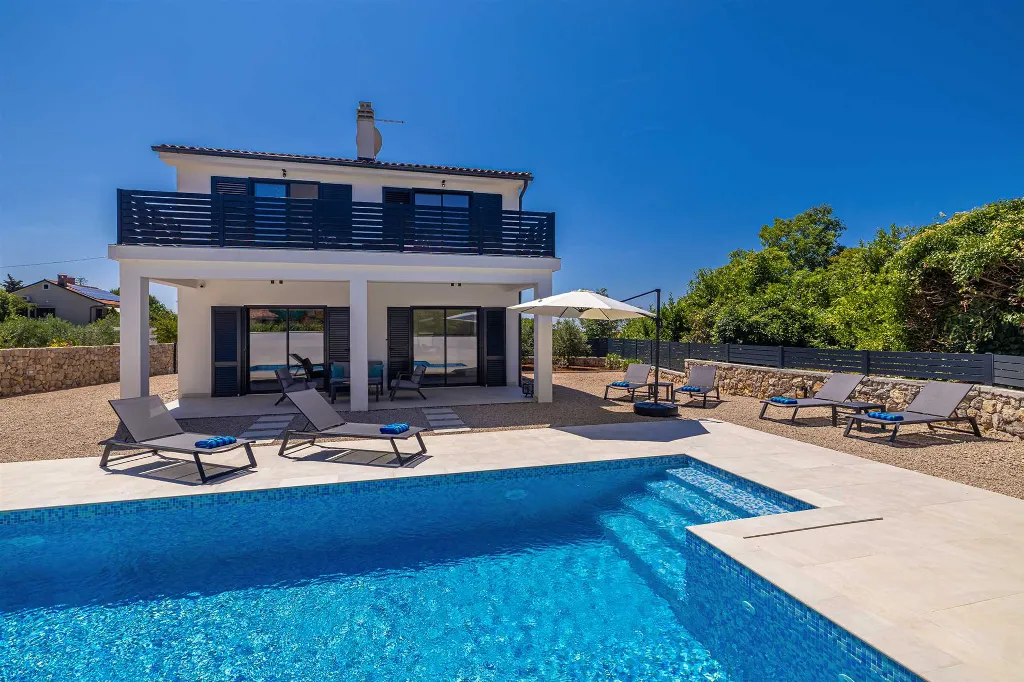 3-Bedroom House with Private Pool in Kras