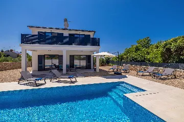 3-Bedroom House with Private Pool in Kras