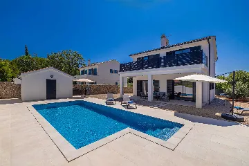 3-Bedroom House with Private Pool in Kras