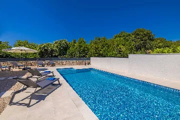 3-Bedroom House with Private Pool in Kras