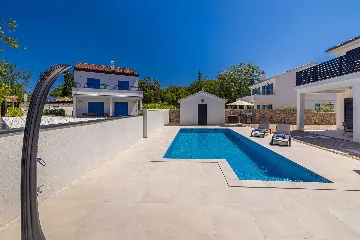 3-Bedroom House with Private Pool in Kras