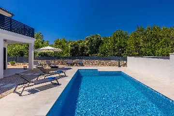 3-Bedroom House with Private Pool in Kras