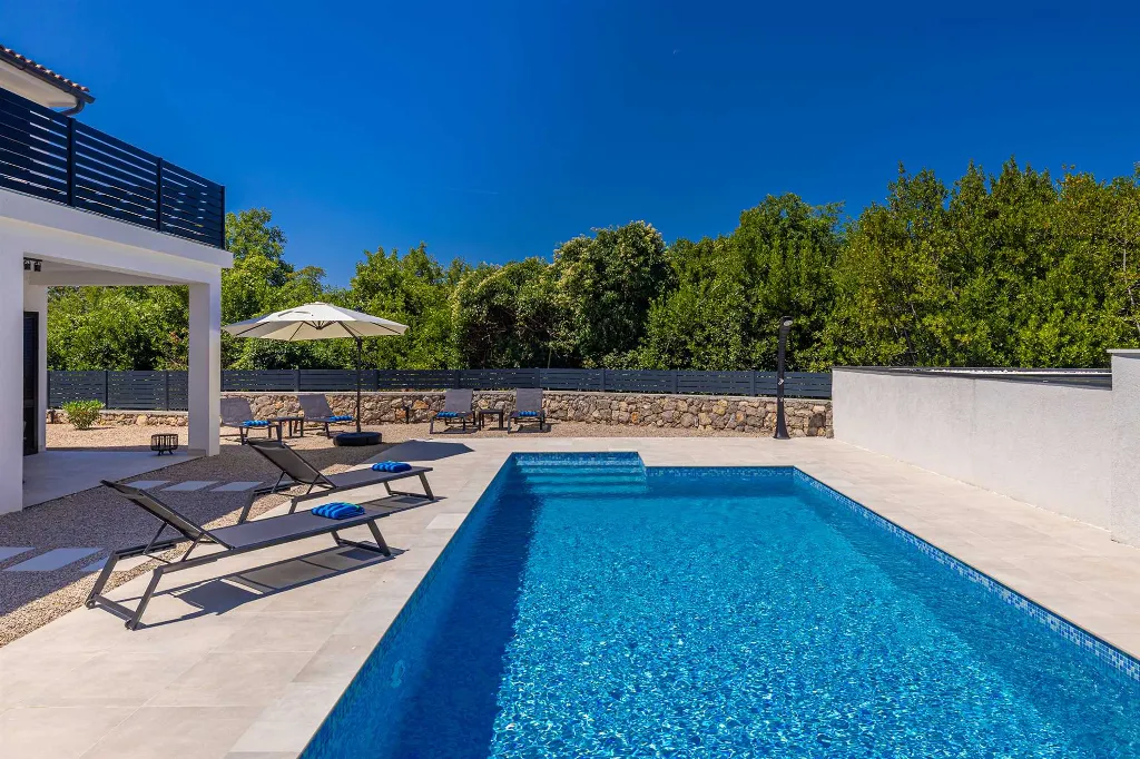 3-Bedroom House with Private Pool in Kras