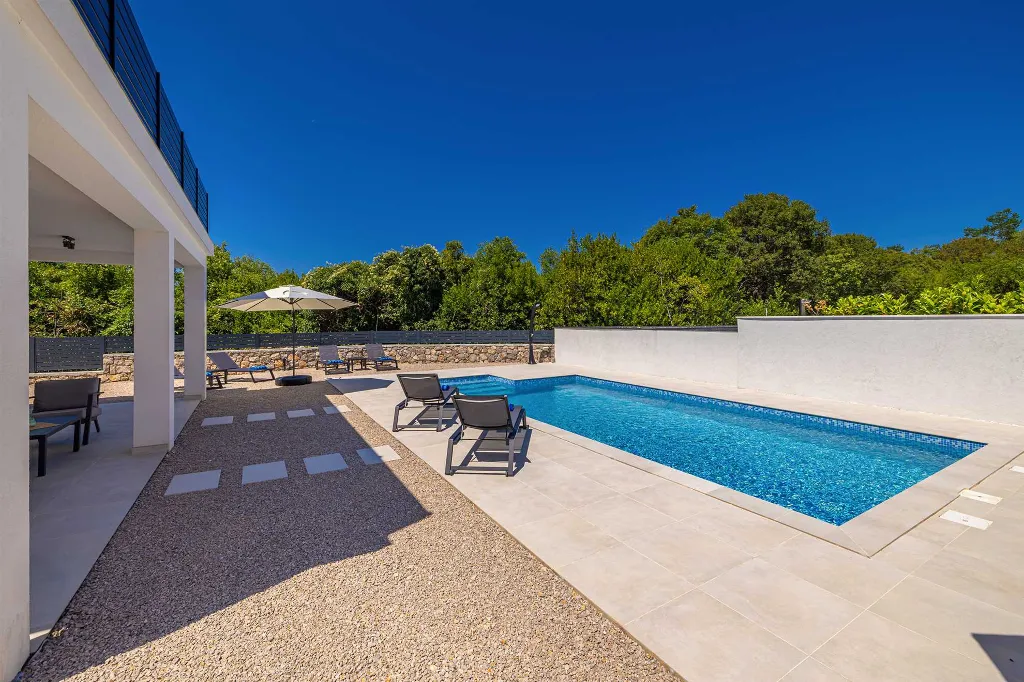 3-Bedroom House with Private Pool in Kras