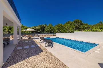 3-Bedroom House with Private Pool in Kras