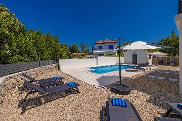3-Bedroom House with Private Pool in Kras