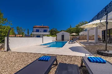3-Bedroom House with Private Pool in Kras
