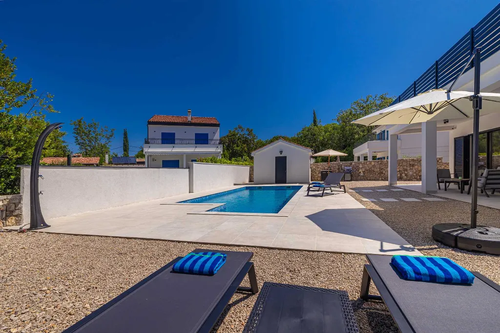 3-Bedroom House with Private Pool in Kras