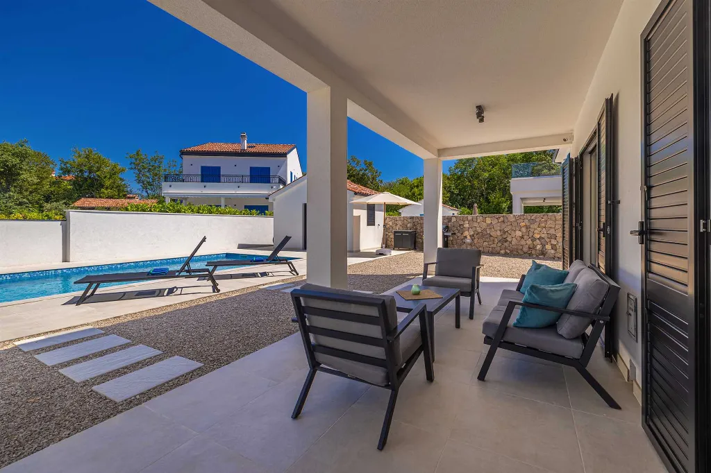 3-Bedroom House with Private Pool in Kras