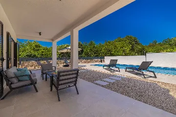 3-Bedroom House with Private Pool in Kras