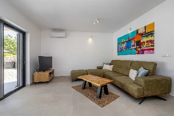 3-Bedroom House with Private Pool in Kras