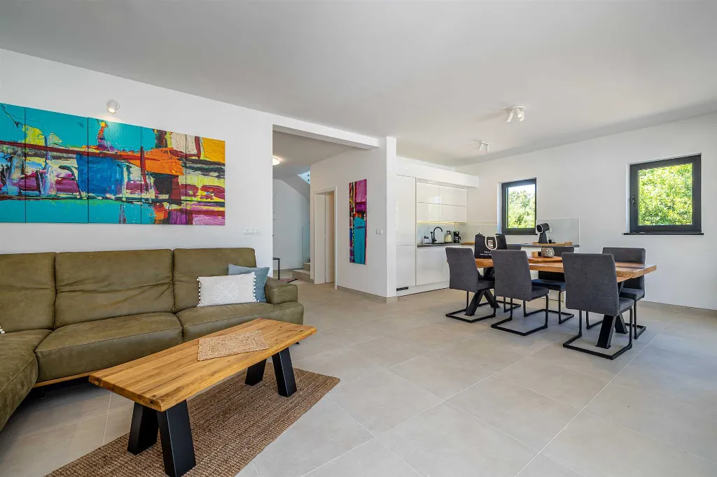 3-Bedroom House with Private Pool in Kras